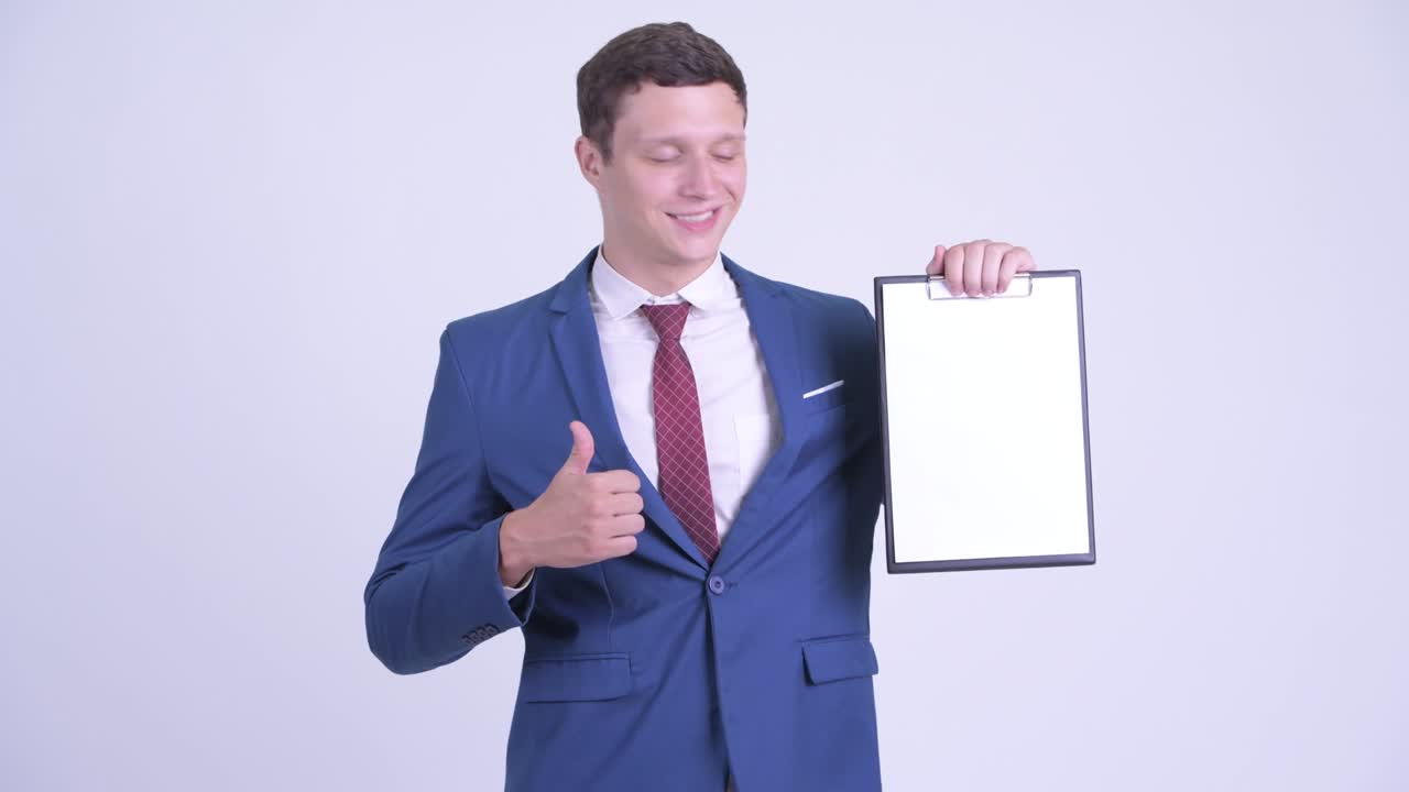 feliz joven hombre de negocios guapo con clipboard