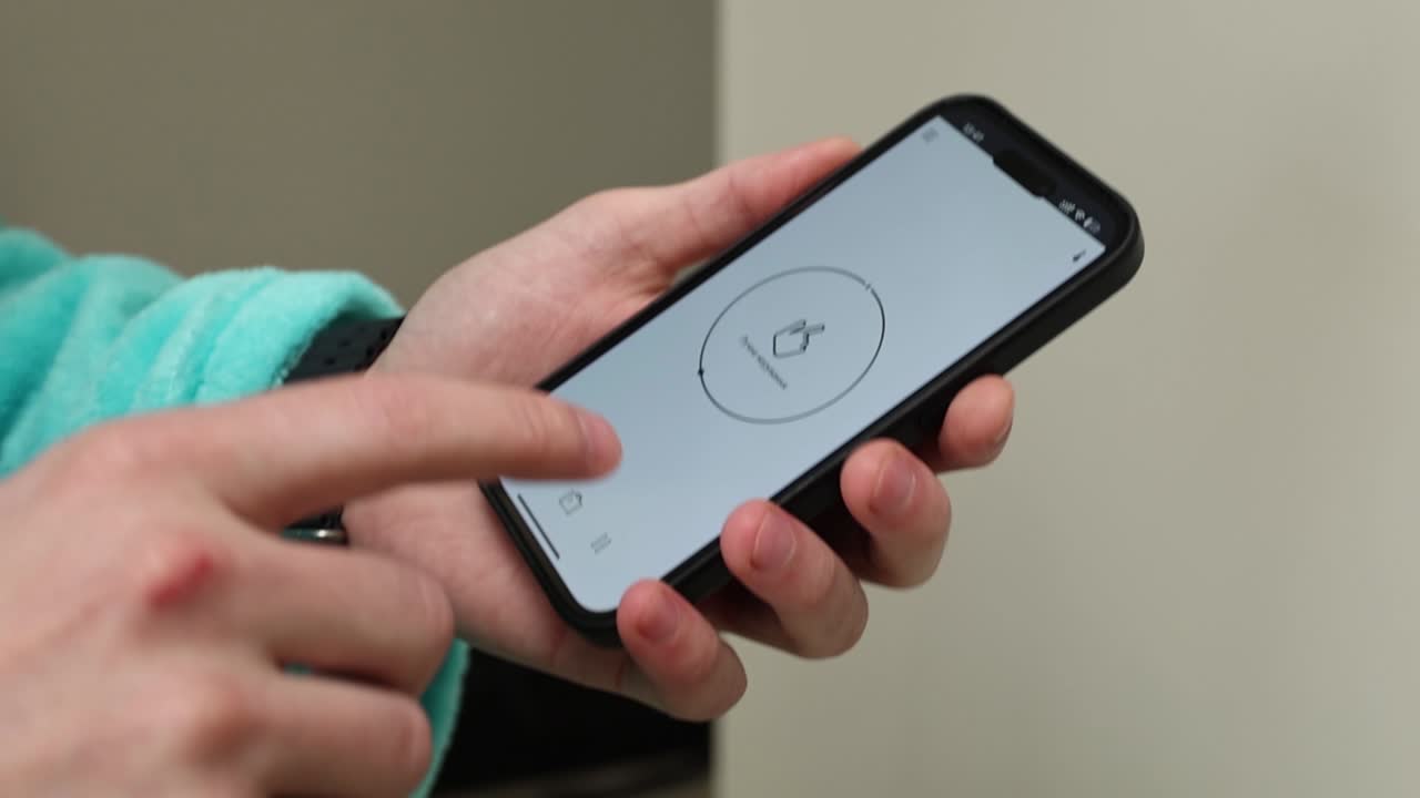 persona que utiliza una aplicación para teléfonos inteligentes