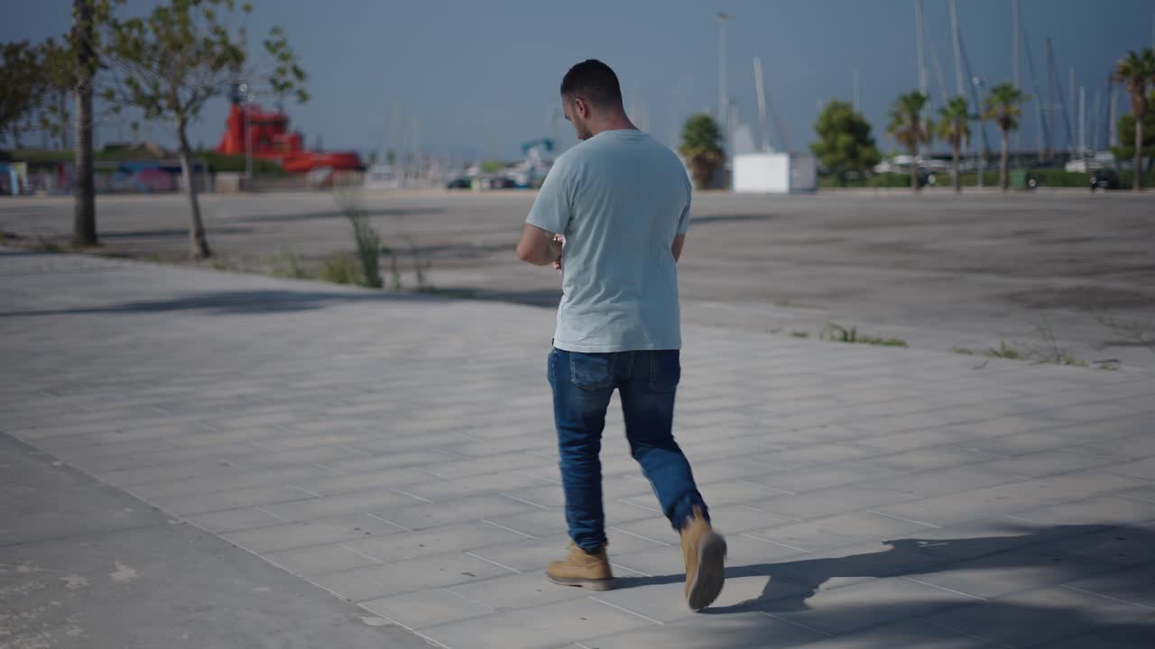 hombre caminando por una calle de la ciudad
