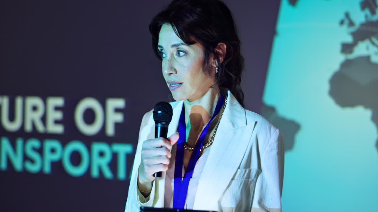 mujer haciendo una presentación en una conferencia sobre el futuro del transporte