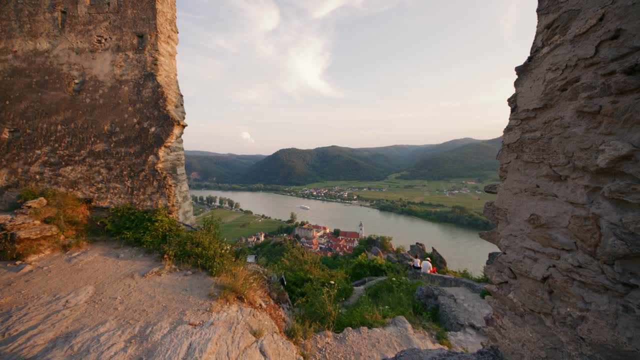 impresionantes vistas desde la cima de la montaña con vistas a la ruina del castillo medieval de durnstein y la ciudad en el valle de wachau, baja austria, a lo largo del río danubio