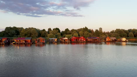 Filmische,-Aufschlussreiche-Drohnenaufnahme-Der-Schwimmenden-Häuser-Des-Bokodi-Sees-In-Oroszlány,-Ungarn