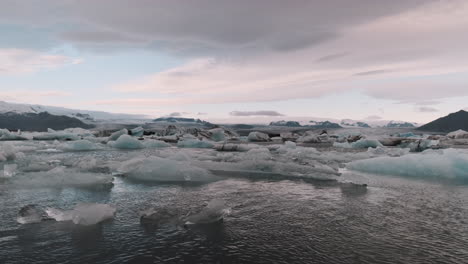 Langsam-Von-Links-Nach-Rechts-Schwenkende-Eisberge-Aus-Der-Gletscherschwimmenden-Lagune-Jokulsarlon,-Island