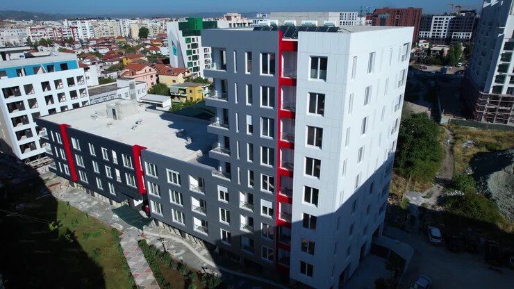 Novos edifícios residenciais com fachadas ventiladas e isolamento, belos apartamentos em bairro em desenvolvimento em Tirana