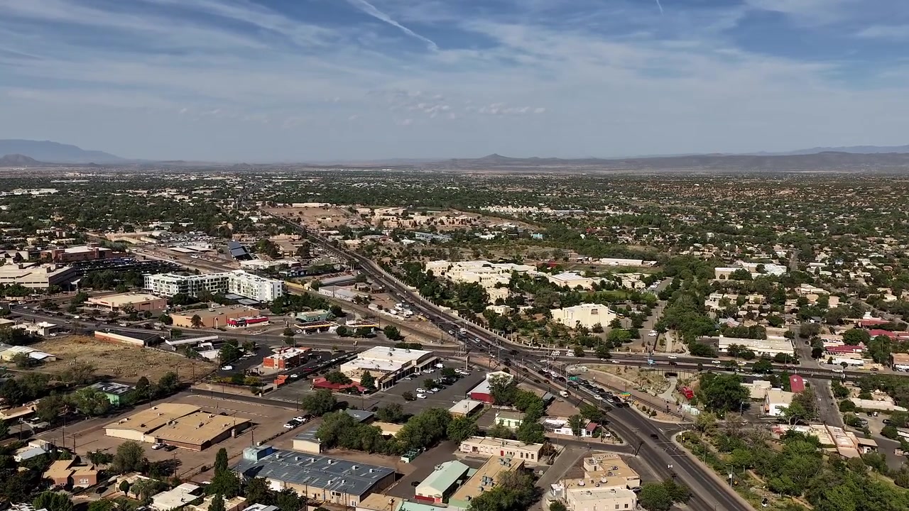 Timelapse statico 4K che cattura il traffico intenso dell'ora di punta mattutina che scorre su due autostrade intersecanti a Santa Fe, Nuovo Messico. Filmato urbano cinematografico che rivela veicoli pendolari in rapido movimento.
