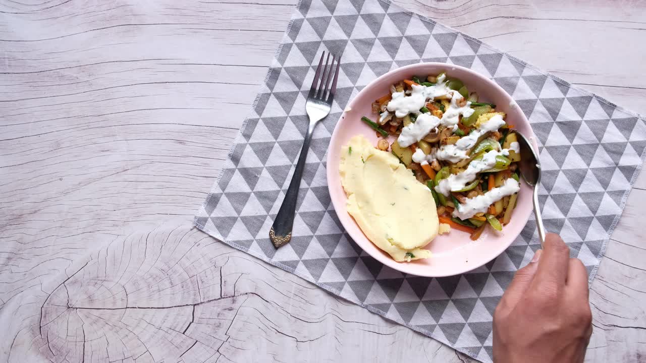 puré de patatas y verduras fritas