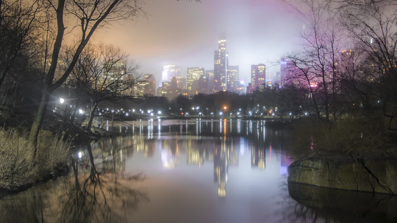 센트럴 파크의 호수와 연못의 초현실적인 자연에서 가까운 거리에 있는 고층 빌딩까지의 전망