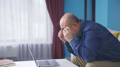 Nachdenklicher-Alter-Mann,-Der-Am-Laptop-Arbeitet.