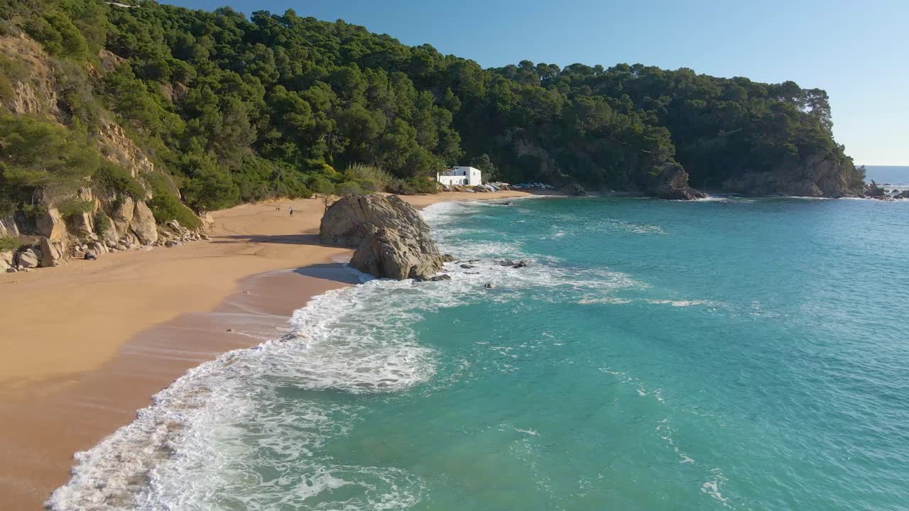 mediterraneo spiaggia paradisiaca turchese acque blu nessuno vista aerea drone spagna catalunya costa brava blanes lloret de mar mallorca isole baleari