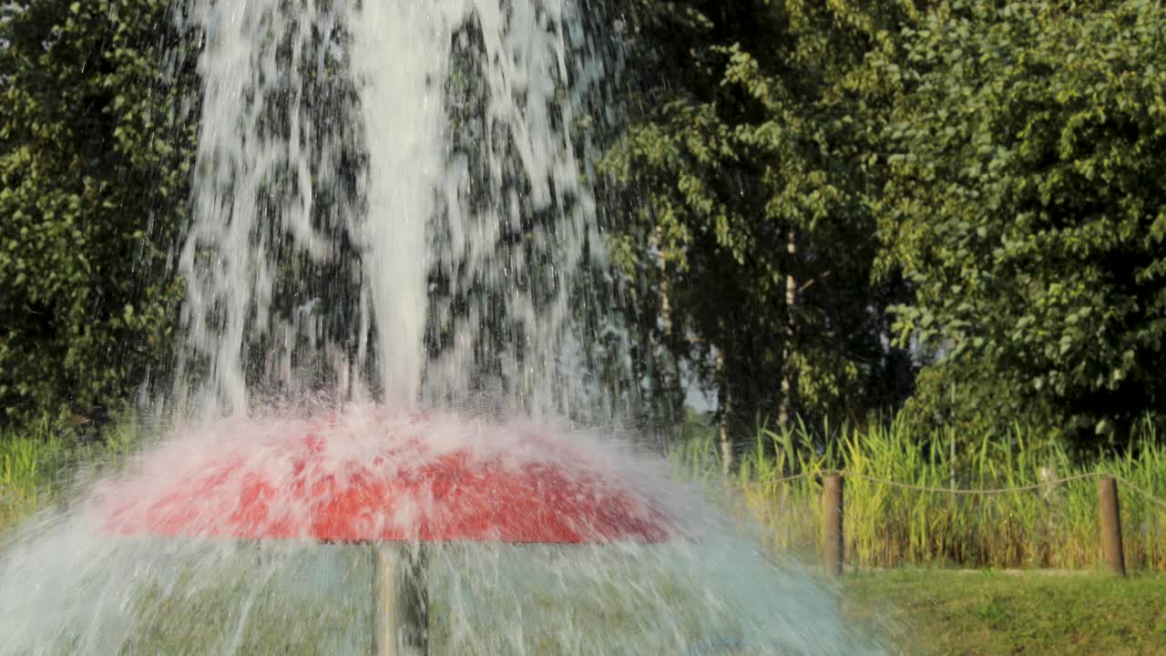 fuente roja en el parque público