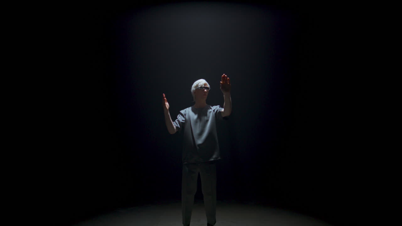 un hombre cibernético experimentando la realidad virtual en una habitación oscura.