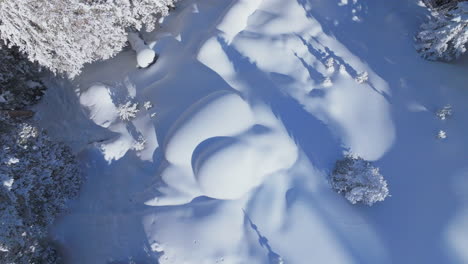 Soñador-Vail-épico-Paso-Ikon-Colorado-Aéreo-Zumbido-Cielo-Azul-Espalda-Cuencos-Pasteles-Almohadas-Soleado-Sombreado-Fresco-Profundo-Polvo-Nieve-Snowboard-Esquí-Moto-De-Nieve-Roca-Roca-Cinematográfico-Ojo-De-Pájaro-Panorámica-Movimiento-Hacia-Abajo