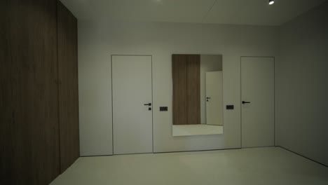moderner flur mit pendelbeleuchtung und holzverkleidung