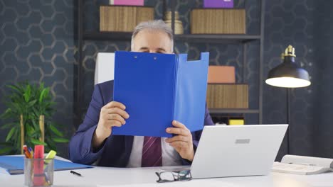 un hombre de negocios alegre trabajando en archivos.