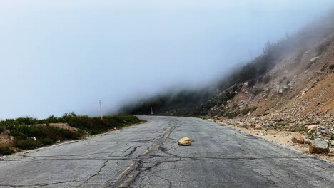 movimiento de nubes en un camino abandonado