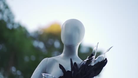 un maniquí blanco sosteniendo un ramo de flores
