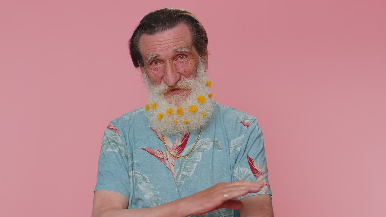 encantador hombre mayor alegre aprueba la sugerencia, sacudiendo la cabeza con aprobación satisfecho con el buen trabajo como