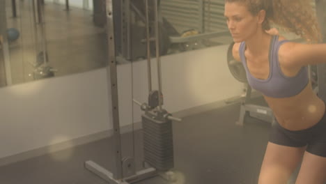 animación de puntos de luz sobre mujer caucásica haciendo ejercicio en el gimnasio