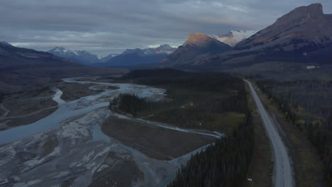 Vista-Aérea-Del-Valle-Del-Río-Cuando-La-Luz-Del-Sol-Golpea-Las-Montañas-Rocosas,-Nordegg,-Alberta