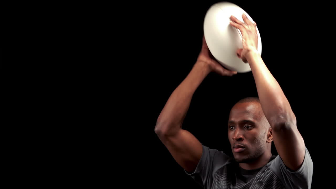 jugador de rugby a punto de lanzar la pelota de rugby