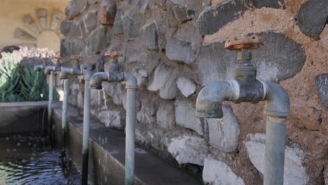 Öffentliche-Wasserhähne-In-Südafrika-Tropfen-Wasser-In-Einen-Betontrog
