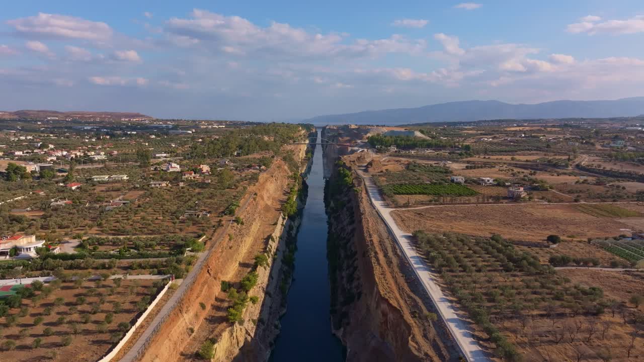 Vista aerea di un suggestivo canale a gola fiancheggiato da scogliere, Grecia