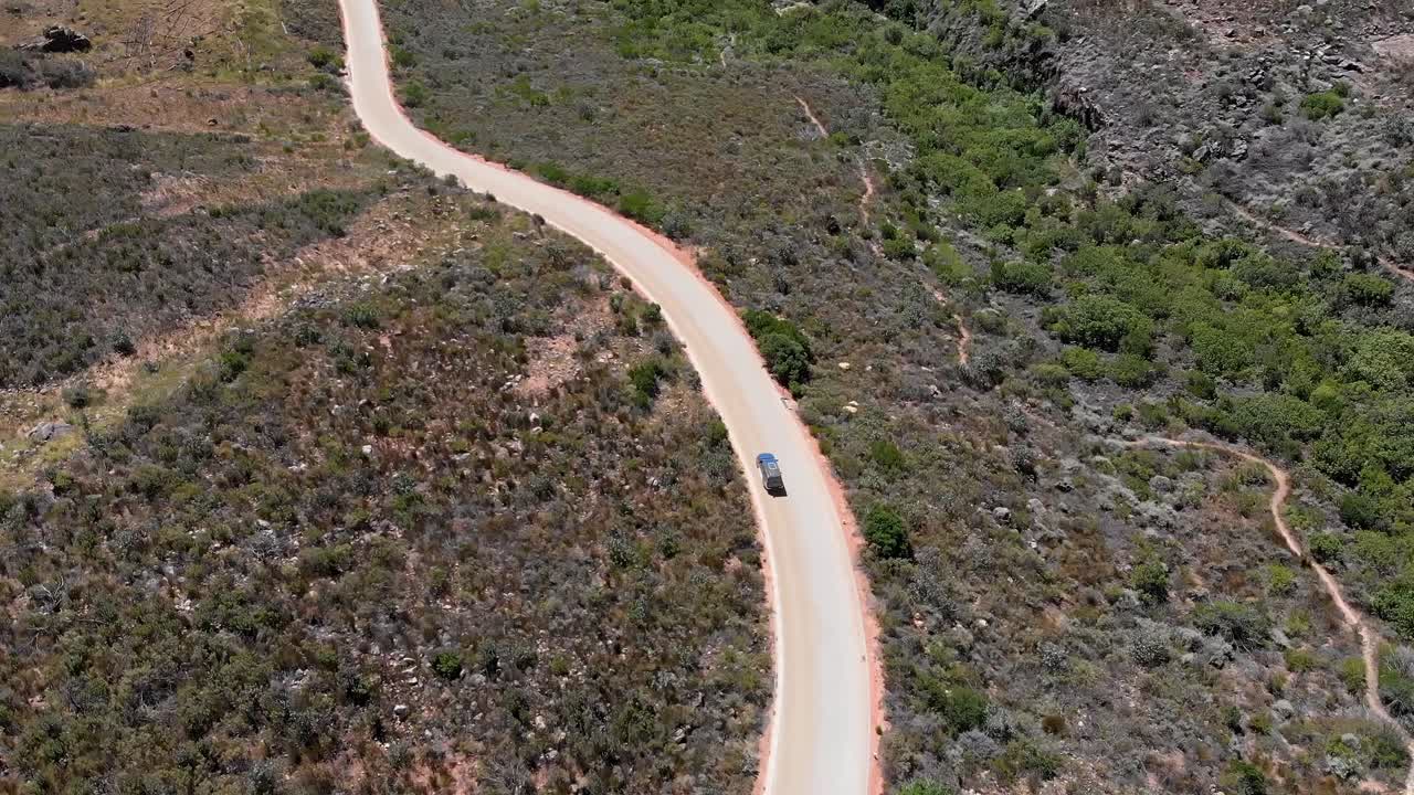 camioneta 4x4 conduciendo en carreteras de tierra en pasos de montaña en el cederberg con algunas vistas panorámicas y paisajes