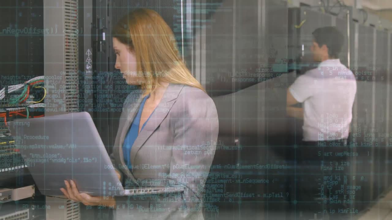 verificación de seguridad cibernética en una sala de servidores