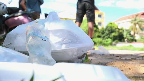plástico de un solo uso y comida para llevar a la izquierda en el lado de la calle