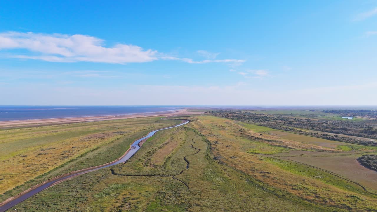 Engelsk kystlandskab. Brede strande ved Lincolnshires kyst. Luftvideooptagelser viser Nordsøen og østkysten. Gibraltar Point Nationalt Naturreservat nær Skegness. Naturligt uberørt landskab