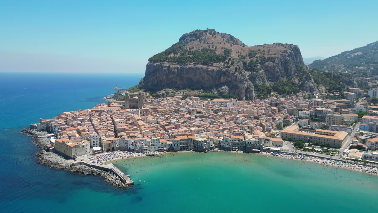 ciudad de cefalu, playa y roca durante el verano en sicilia, italia - antena 4k