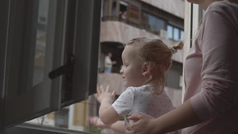 mum with baby daughter joining applause for doctors during covid-19 pandemic