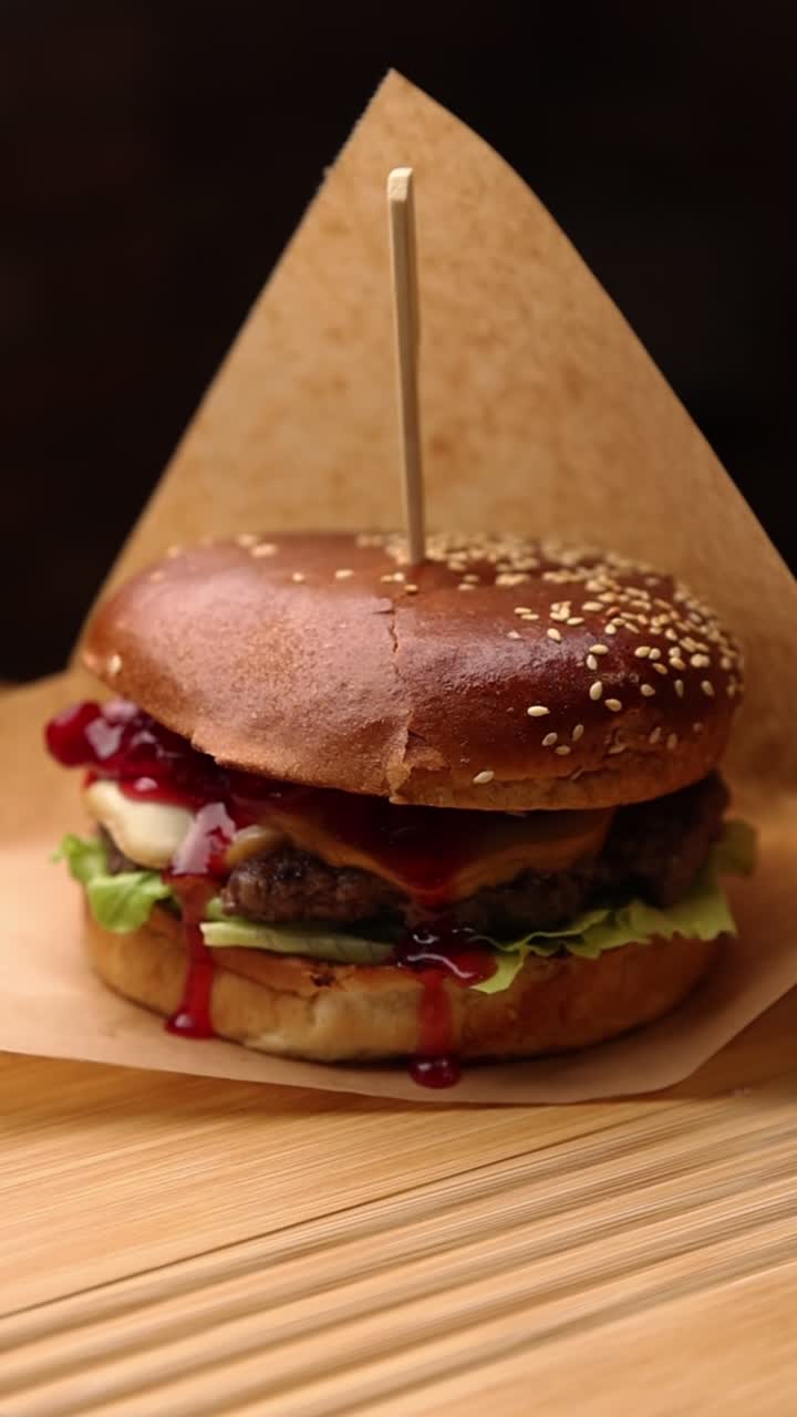 Appetitoso Cheeseburger Gourmet con Salsa Rossa Gocciolante