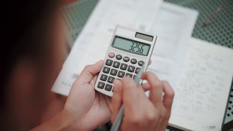 mujer joven usando la calculadora