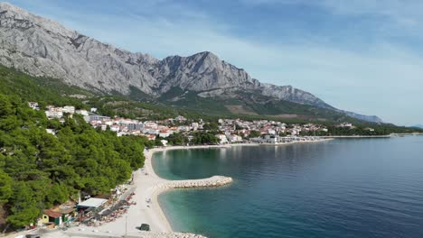 Langsame-Drohne-Antenne-über-Brela-Strand-Kroatien-Ruhiger-Tag,-Leichter-Wolkenblauer-Himmel