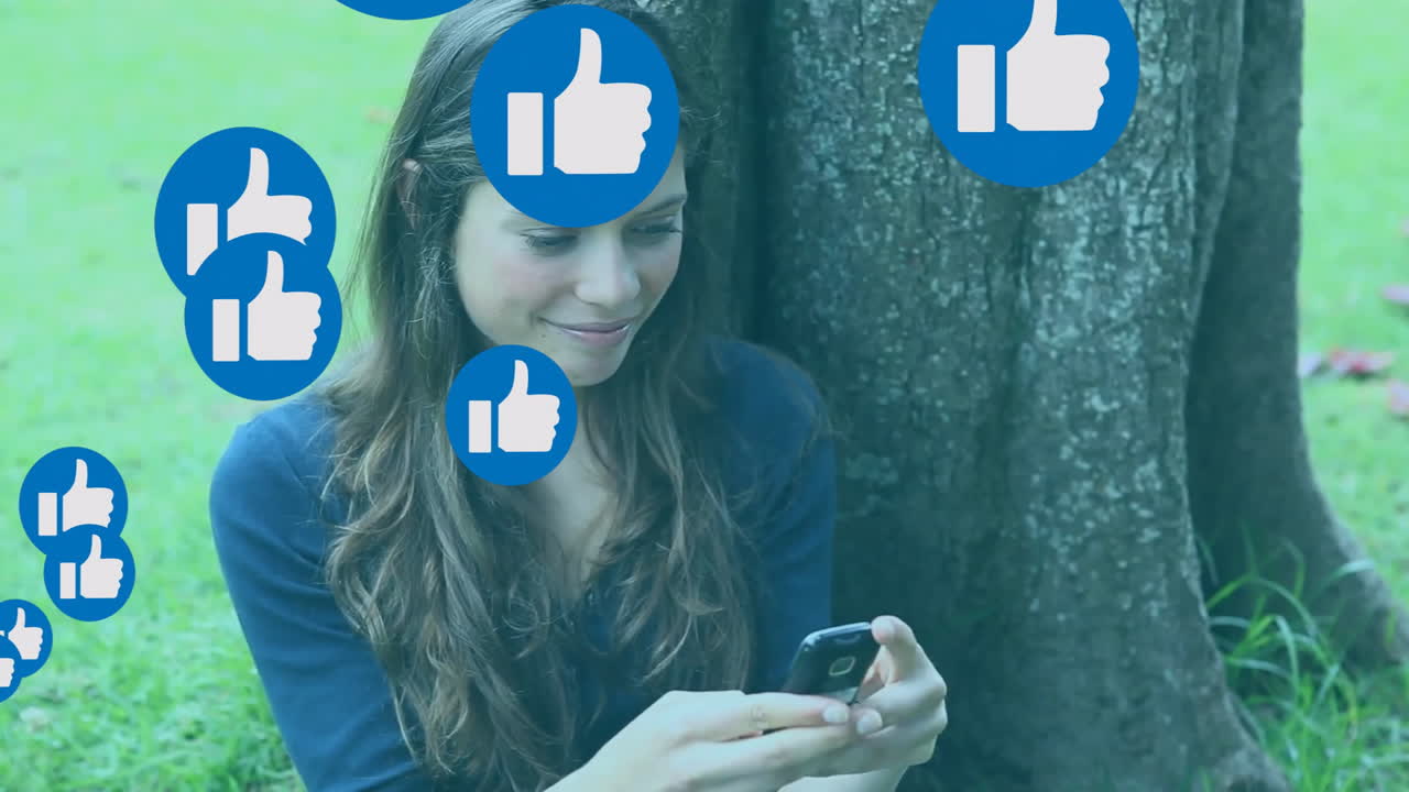 Donna che usa lo smartphone, circondata da icone blu di "mi piace", animazione di social media