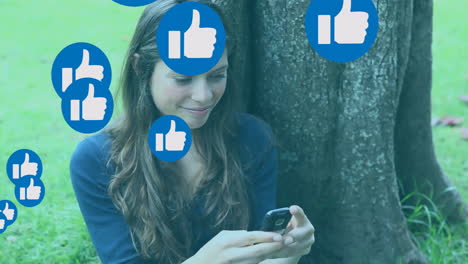 usando un teléfono inteligente, una mujer rodeada de iconos azules con los pulgares hacia arriba, animación de redes sociales