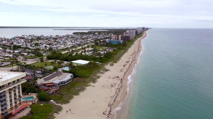 Turisti in vacanza al mare sulla costa dell'isola di Hutchinson, Florida - Aerea
