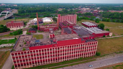 dramático edificio rojo abandonado con una fuerte simetría y patrón