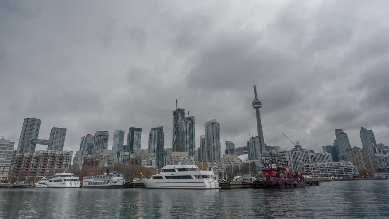 des nuages se déplacent au-dessus du centre-ville de toronto, de l'horizon et du lac ontario.