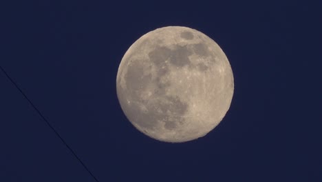 el amanecer al anochecer, la luna llena.