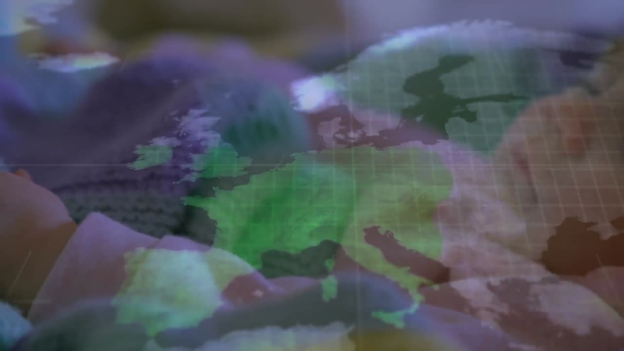 animación del mapa del mundo sobre el bebé caucásico durmiendo.