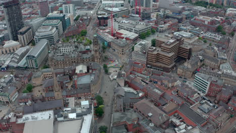 Primer-Plano-De-Un-Dron-En-Círculos-Alrededor-Del-Ayuntamiento-Del-Centro-De-La-Ciudad-De-Sheffield