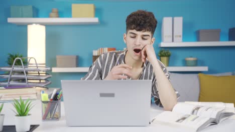 estudiante durmiendo mientras estudia.