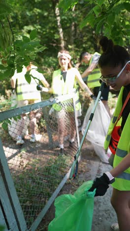 voluntarios de limpieza de la comunidad