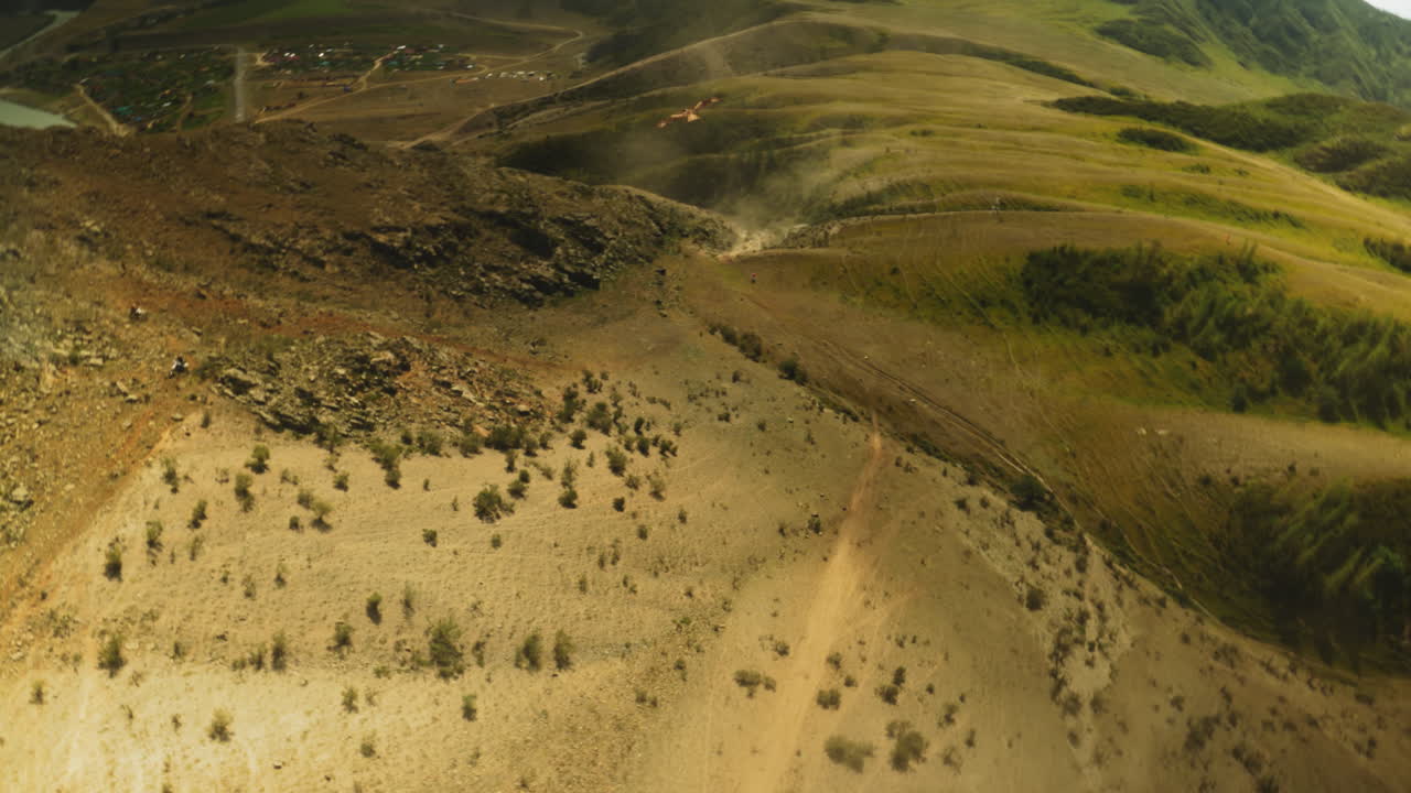 el águila magnífico vuela sobre el valle de la montaña. el pájaro presa con las alas extendidas se eleva en el cielo con nubes ligeras. el impresionante vuelo del halcón salvaje en un día soleado
