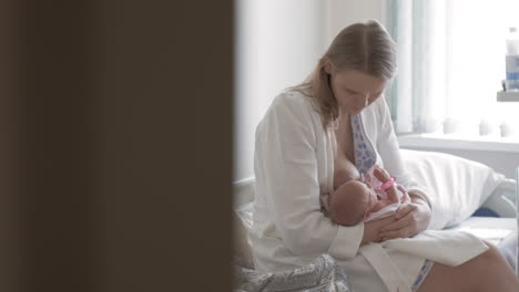 Bebé-Recién-Nacido-Siendo-Amamantado-Por-Su-Madre