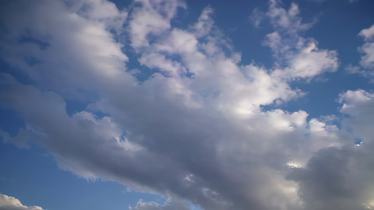 hermoso cielo azul con nubes esponjosas