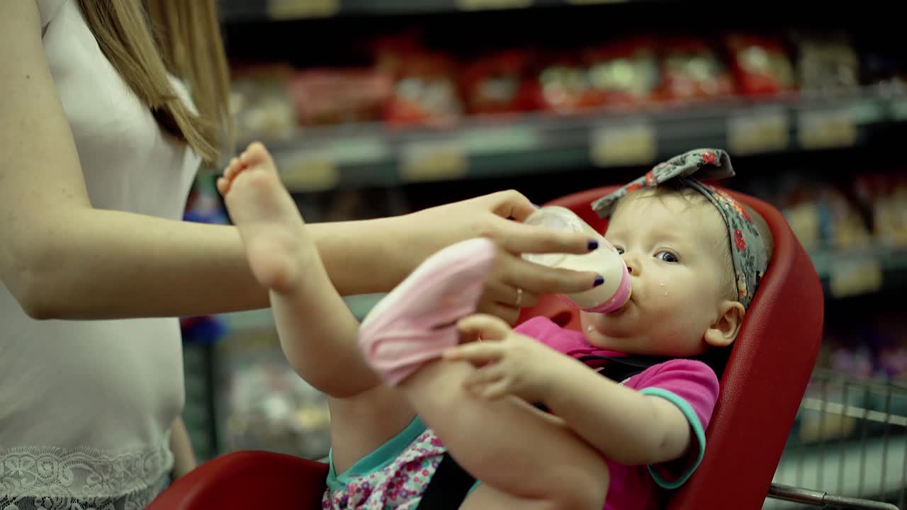 el niño se sienta en una silla especialmente equipada 15
