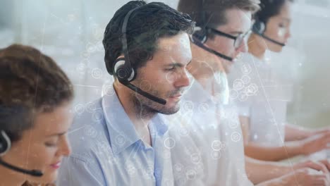 personas que trabajan en un centro de llamadas